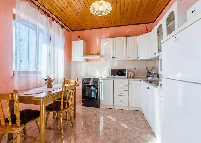 1 Bedroom Awesome In Appartement *